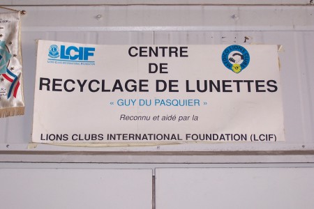 Les lions récupèrent les lunettes usagées et le centre MEDICO du Havre recycle celles-ci pour l'Afrique