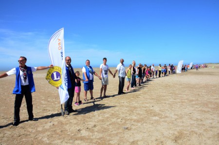 Après un nettoyage de plage et des informations pédagogiques sur la protection de la nature plus de 300 jeunes ont collaborés au Fil Bleu (Barrière symbolique pour empêcher la pollution, de la terre d'aller vers la mer)